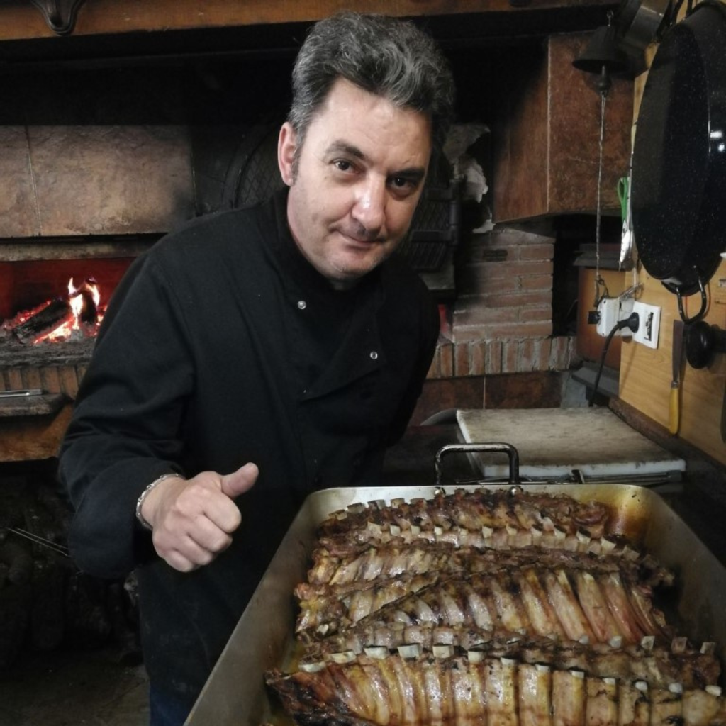 Camarero junto a una bandeja de carne